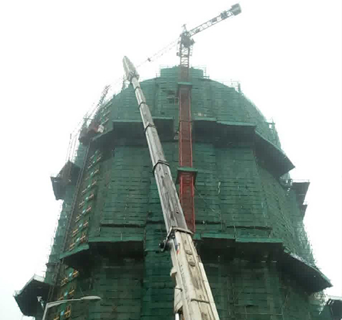 宝安吊车在工地上作业